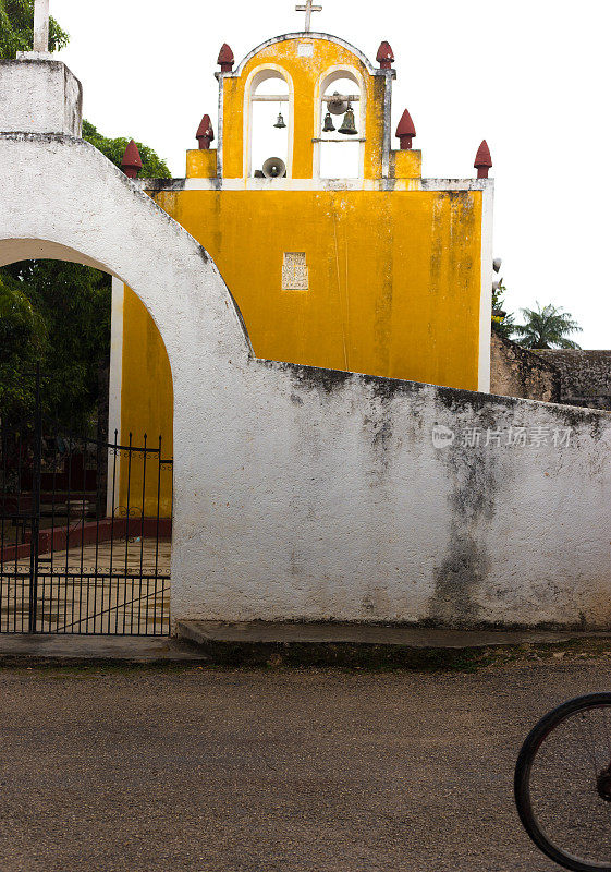 Dzitnup, Valladolid市政，尤卡坦:Yellow Church